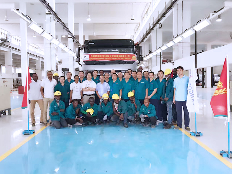 Dangote sinotruk west africa ltd公司第一辆CKD组装车辆下线仪式，标志着中国重汽真正实现当地化生产。